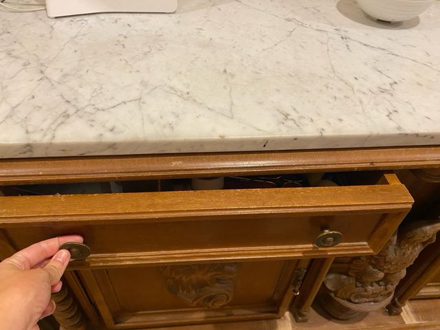 Mueble tallado a mano de marmol
y madera