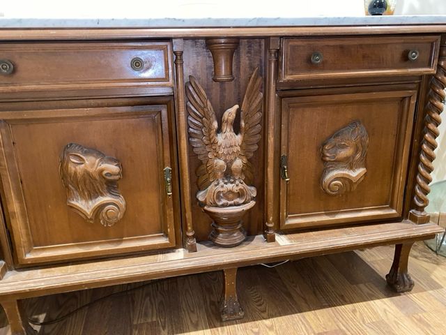 Mueble tallado a mano de marmol
y madera