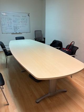 Mesa de oficina grande de madera y metal