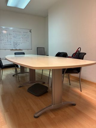 Mesa de oficina grande de madera y metal