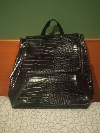Mochila Stradivarius negra efecto piel