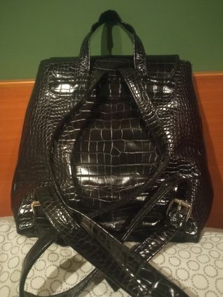 Mochila Stradivarius negra efecto piel
