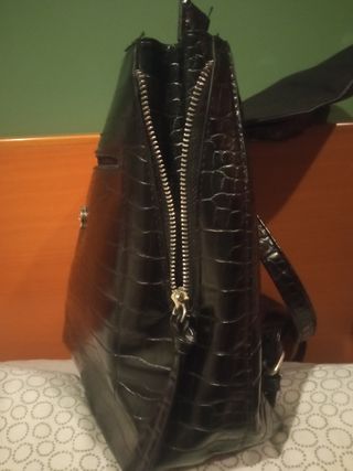 Mochila Stradivarius negra efecto piel