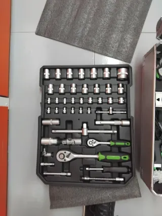 Caja de herramientas mas Multímetro Digital SAL 42