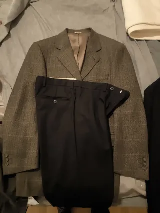 Traje de hombre marrón y negro. Talla 48