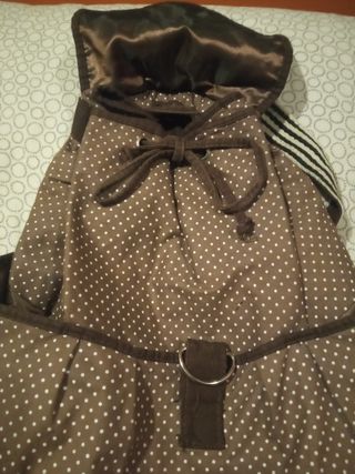 Mochila de tela marrón con lunares blancos