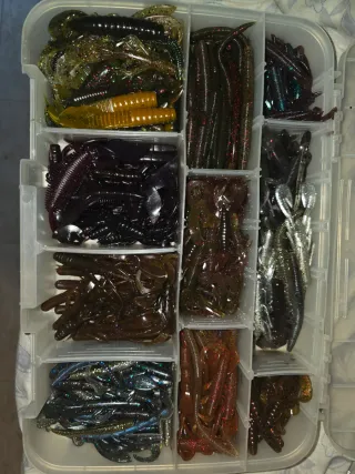 Caja de vinilos para pesca de depredadores +100 ud