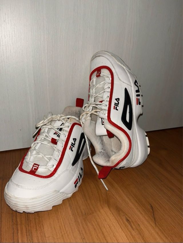 Zapatillas Fila Blancas y Rojas
