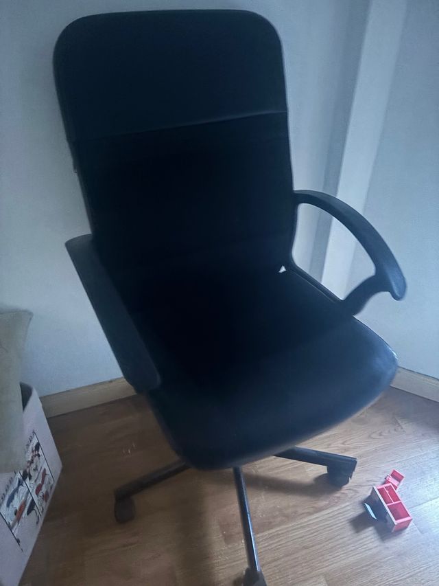 Sillón de oficina negro