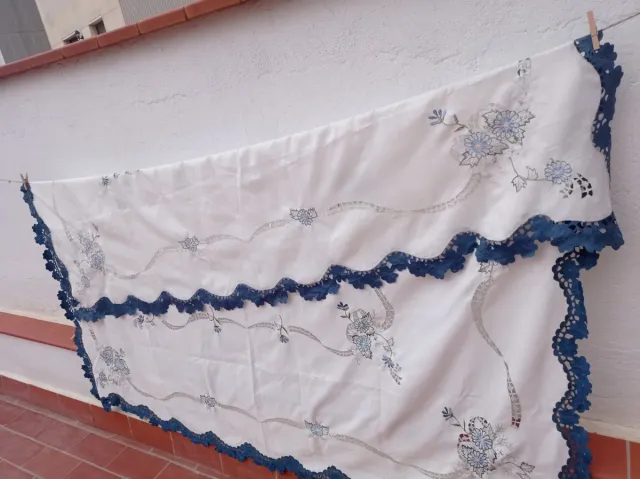 Mantel de lujo'bordado con encaje azul