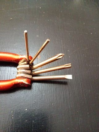 Herramienta multiusos compacta naranja