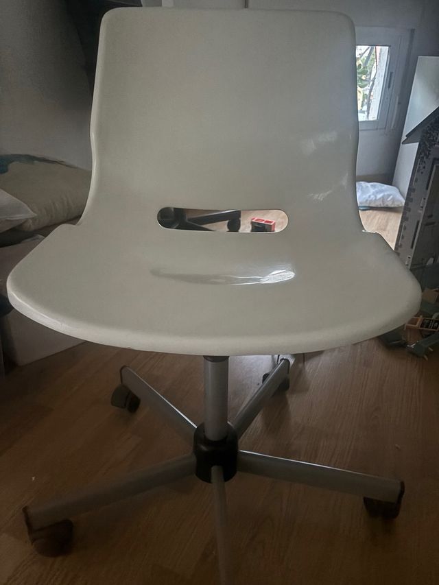 Silla de escritorio blanca y gris