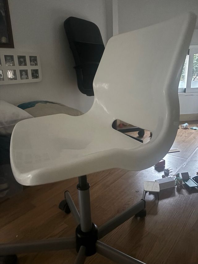 Silla de escritorio blanca y gris