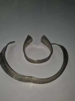 Gargantilla y pulsera plateadas
