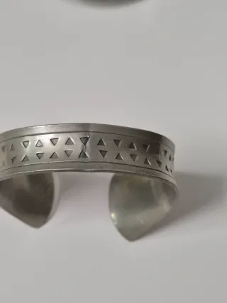 Gargantilla y pulsera plateadas
