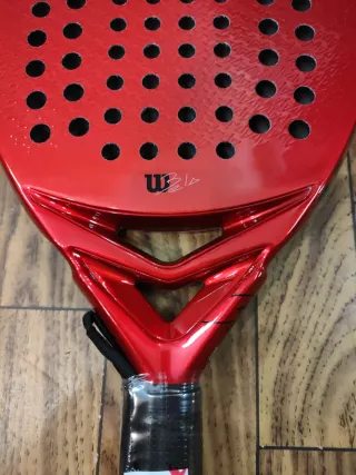 Pala Wilson Bela V2  nueva + 3 Pelotas 