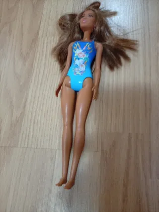 Muñeca Barbie bañador azul