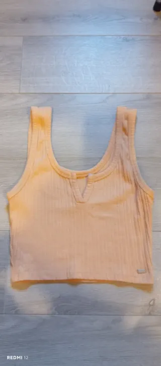 Top corto naranja con escote