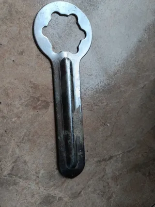 Llave multiusos metálica