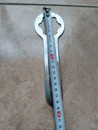 Llave multiusos metálica