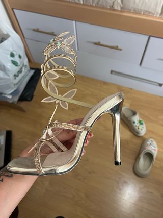 Tacones dorados con mariposas