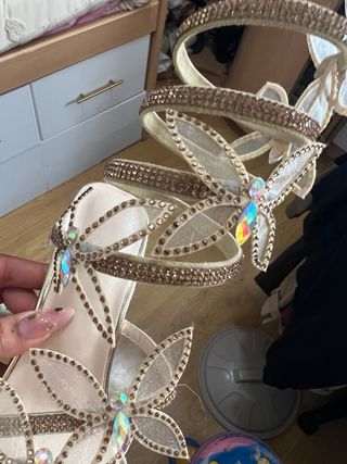 Tacones dorados con mariposas