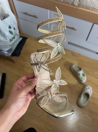 Tacones dorados con mariposas