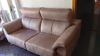 Sofá de tela beige y marrón