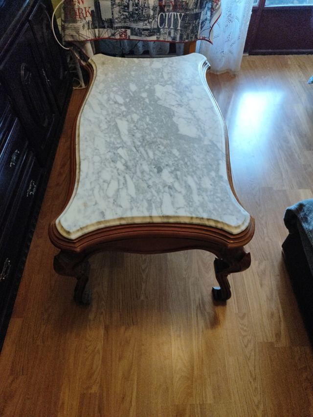 Mesa de salón de mármol y madera