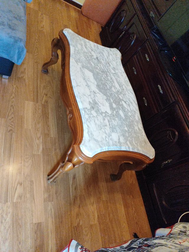 Mesa de salón de mármol y madera