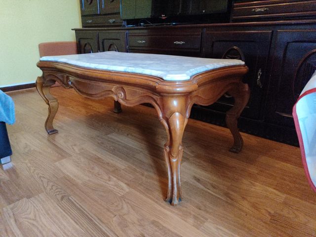 Mesa de salón de mármol y madera