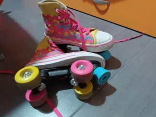 Pattini a rotelle colorati per bambini e casco