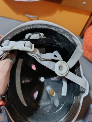 Pattini a rotelle colorati per bambini e casco