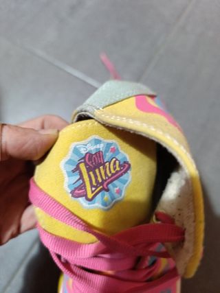 Pattini a rotelle colorati per bambini e casco