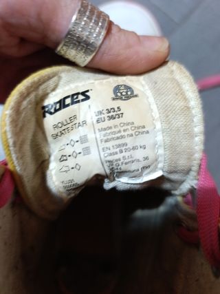 Pattini a rotelle colorati per bambini e casco