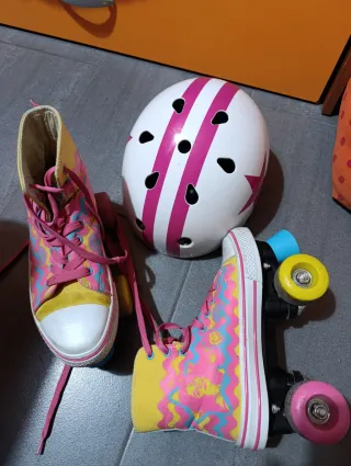 Pattini a rotelle colorati per bambini e casco