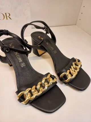 Sandalias tacón bajo detalle cadena dorada