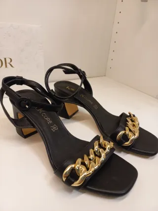 Sandalias tacón bajo detalle cadena dorada
