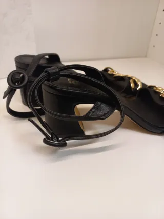 Sandalias tacón bajo detalle cadena dorada