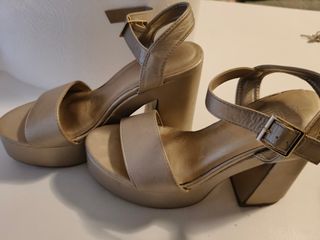 Sandalias doradas de plataforma