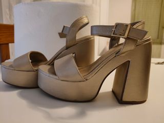 Sandalias doradas de plataforma