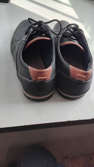 Zapatos de vestir negros y marrones