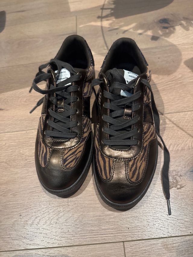 Zapatillas deportivas negras y doradas