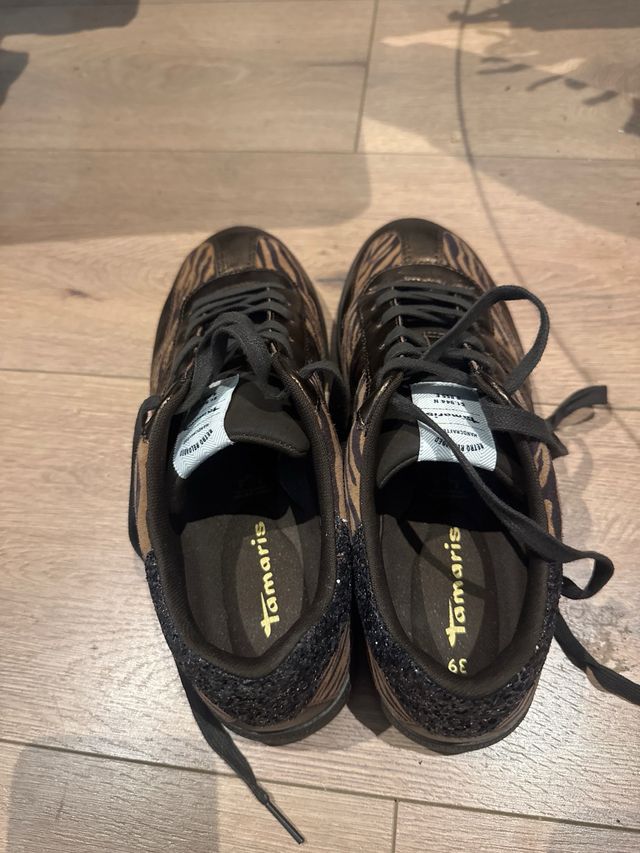 Zapatillas deportivas negras y doradas