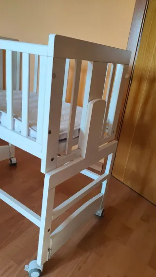 Minicuna allegra blanca con ruedas