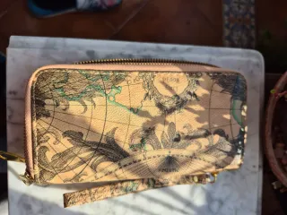 Cartera beige con mapa