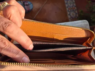 Cartera beige con mapa