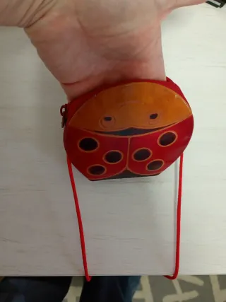 Monedero infantil de mariquita.