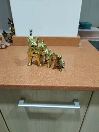 Familia de perros  de cerámica dorada