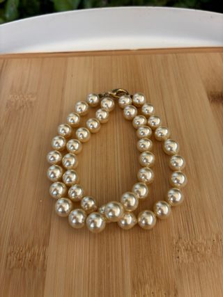Doble pulsera de perlas doradas y blancas